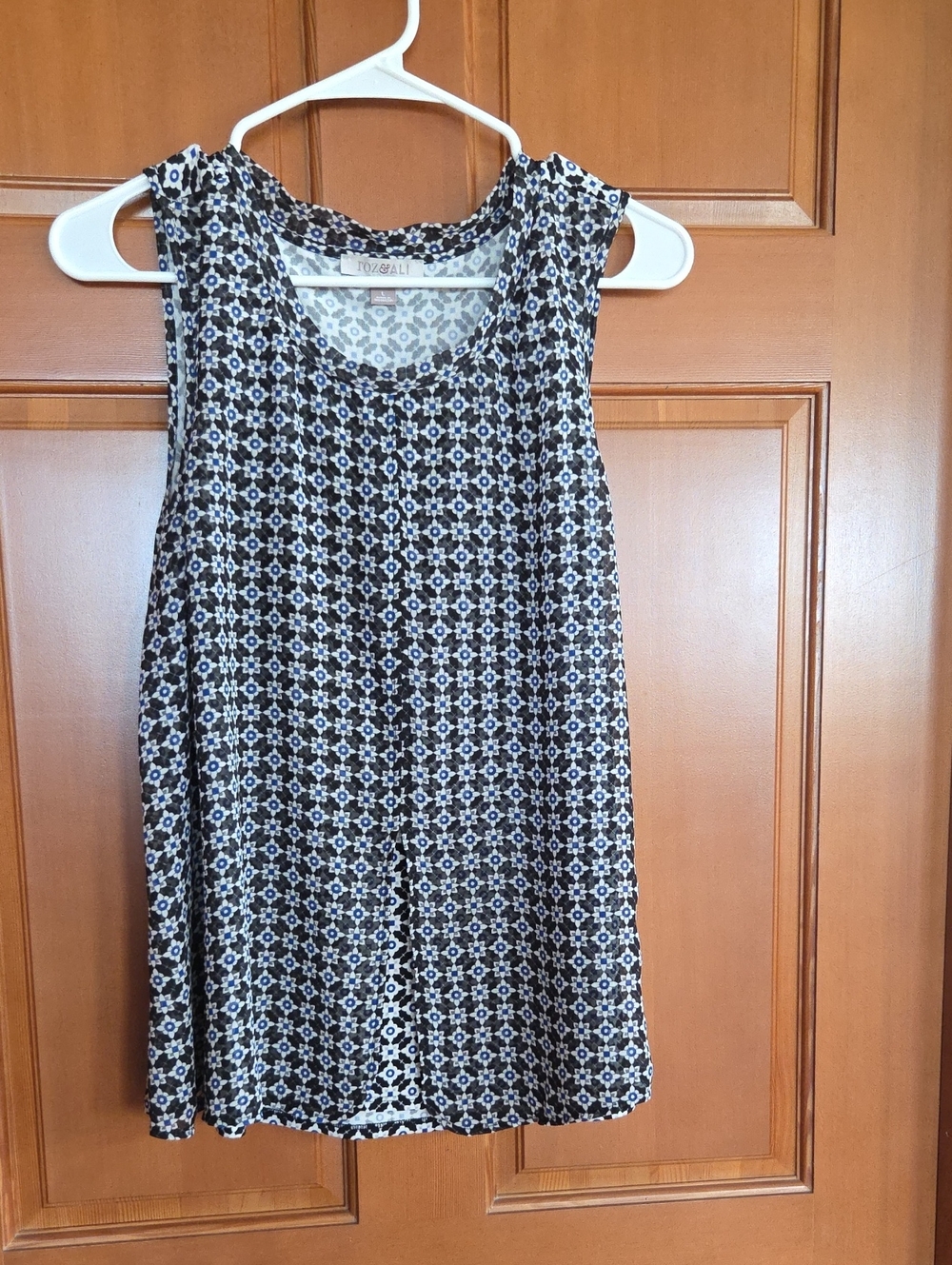 Roz & Ali Black, White and Blue Geometric Scoop Neck Top PP18" L25"